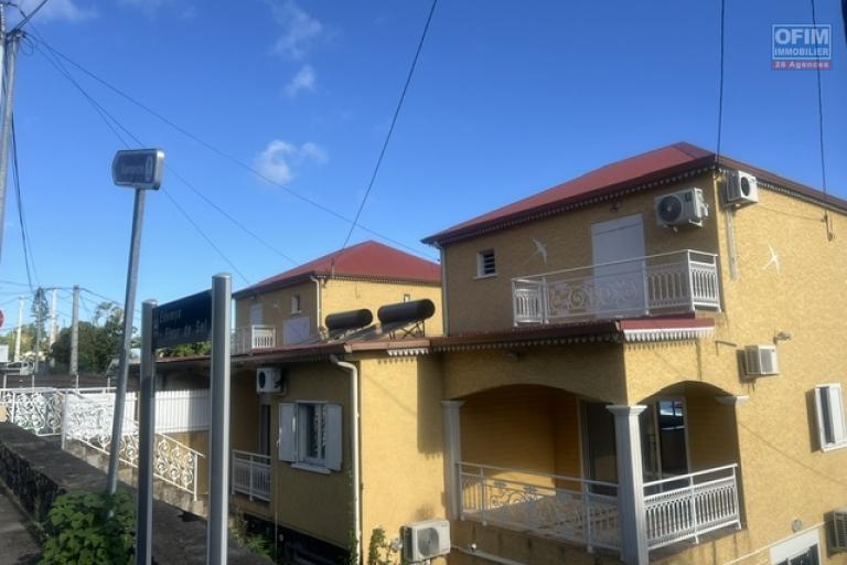 A louer villa F5/6 mitoyenne avec garage au bas des AVIRONS