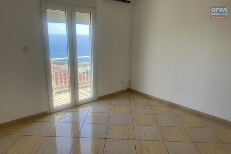 A louer villa F5/6 mitoyenne avec garage au bas des AVIRONS