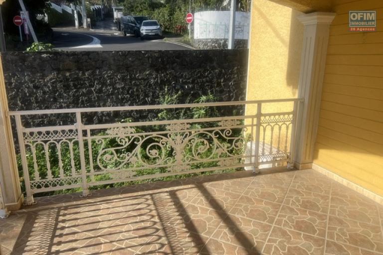 A louer villa F5/6 mitoyenne avec garage au bas des AVIRONS
