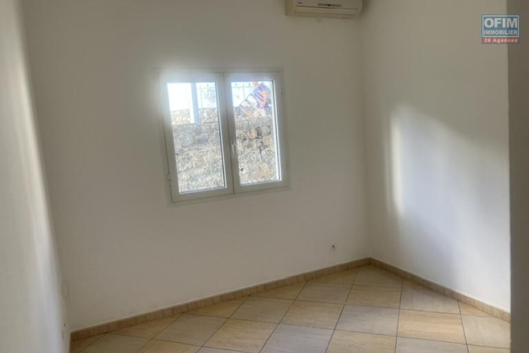 A louer villa F5/6 mitoyenne avec garage au bas des AVIRONS