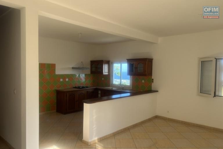 A louer villa F5/6 mitoyenne avec garage au bas des AVIRONS
