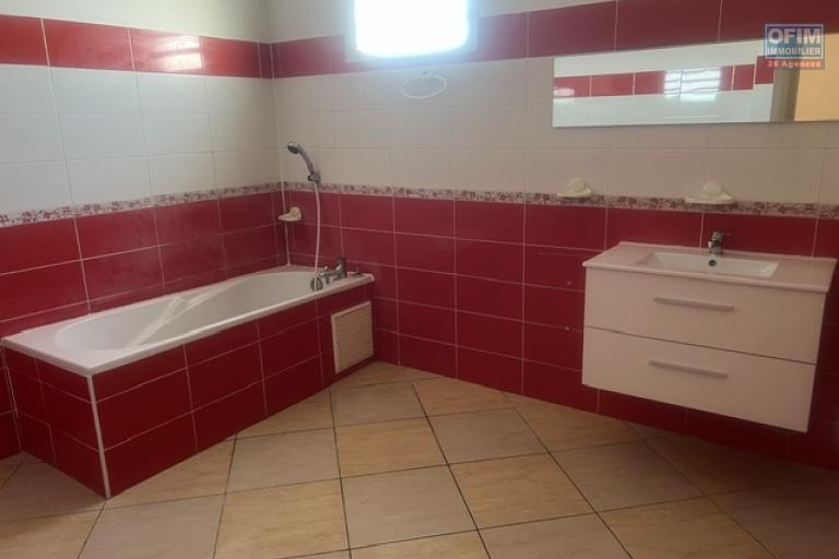 A louer villa F5/6 mitoyenne avec garage au bas des AVIRONS