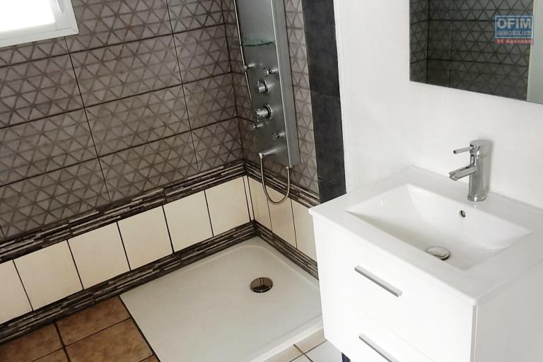 Maison F4 de 90 m2 à la plaine des cafres - Salle d'eau