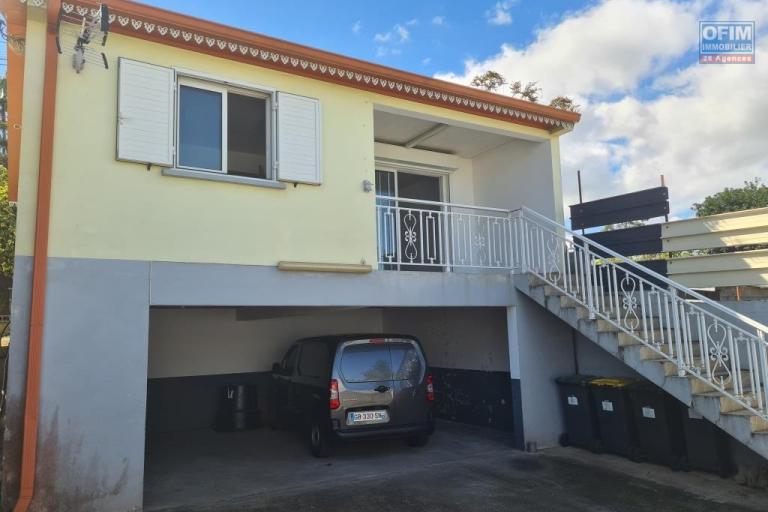 A louer jolie villa de type F3 avec double garage le Tampon 13éme
