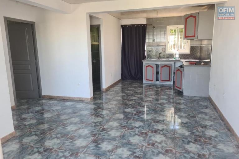 A louer jolie villa de type F3 avec double garage le Tampon 13éme