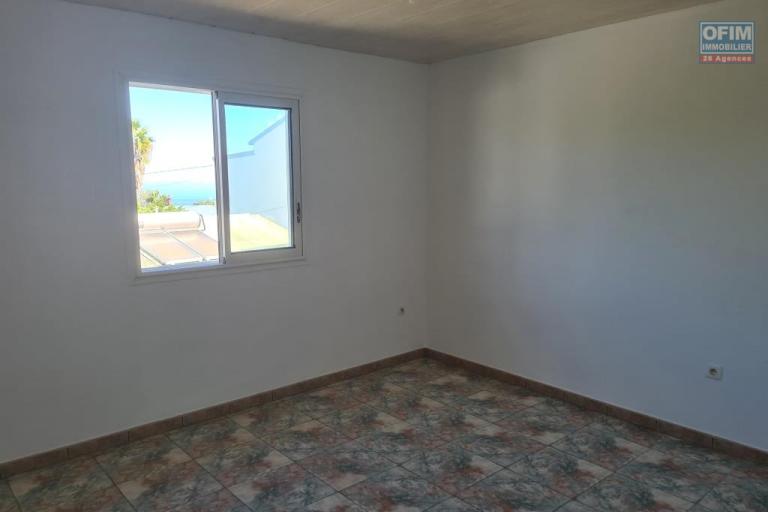 A louer jolie villa de type F3 avec double garage le Tampon 13éme