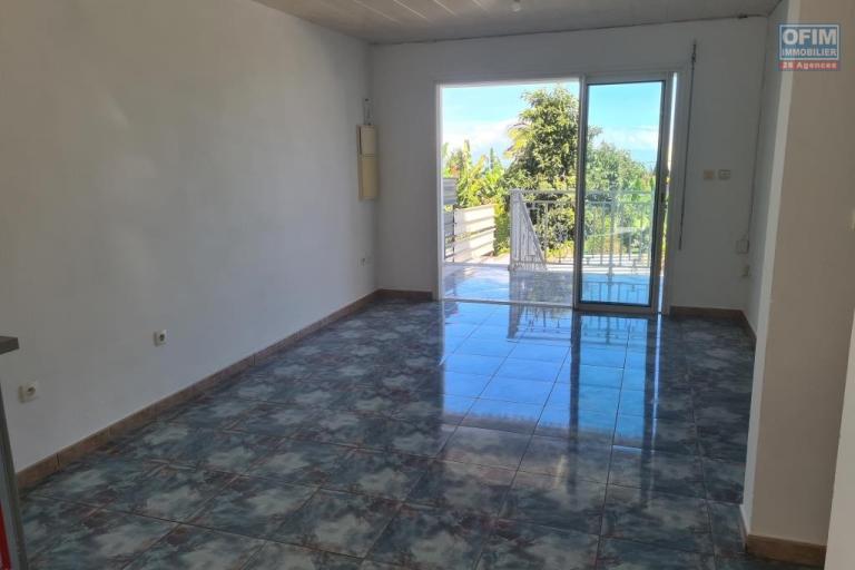 A louer jolie villa de type F3 avec double garage le Tampon 13éme