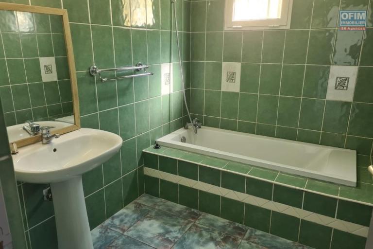 A louer jolie villa de type F3 avec double garage le Tampon 13éme