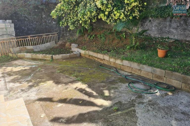 A louer jolie villa de type F3 avec double garage le Tampon 13éme