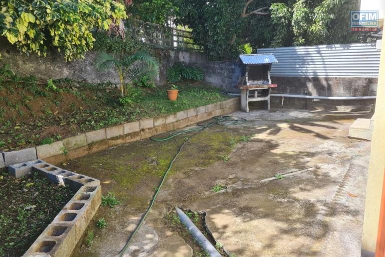 A louer jolie villa de type F3 avec double garage le Tampon 13éme