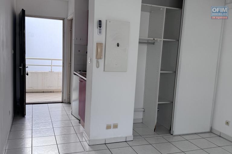 À louer cet appartement de type F1 sur la résidence Saint-Exupéry à Sainte Clotilde