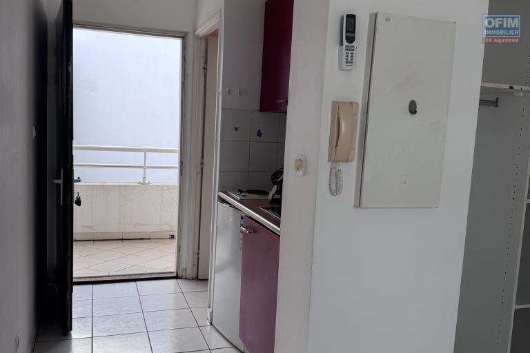 À louer cet appartement de type F1 sur la résidence Saint-Exupéry à Sainte Clotilde