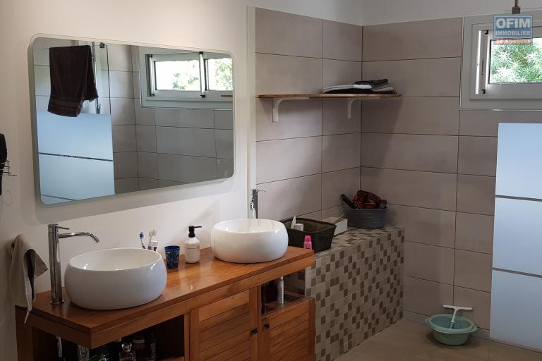À louer – Villa F5 avec piscine au calme, proche centre-ville de L’Étang-Salé