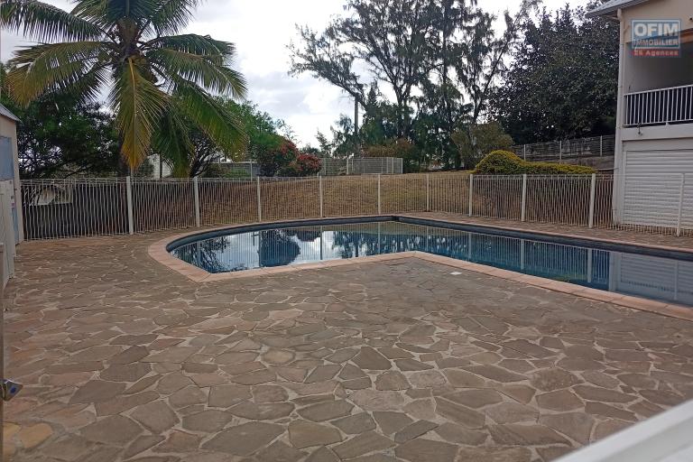 A VENDRE APPARTEMENT F2 DUPLEX DE 53 M2 DANS UNE RESIDENCE AVEC PISCINE AVEC VUE MER A LA SALINE LES BAINS