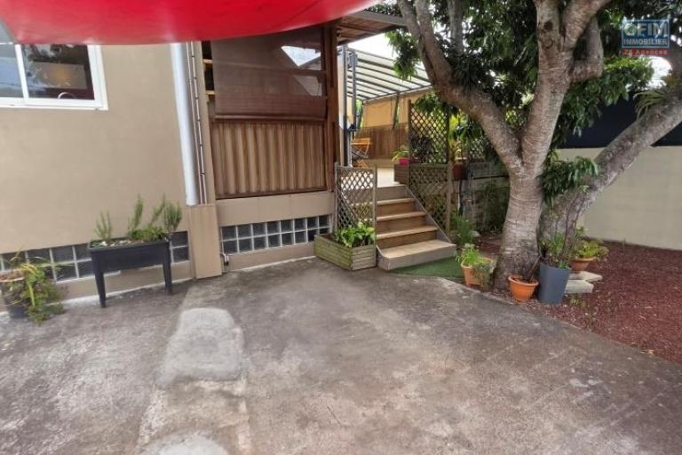A louer ravissant F3 MEUBLE avec jardin et parking privatif