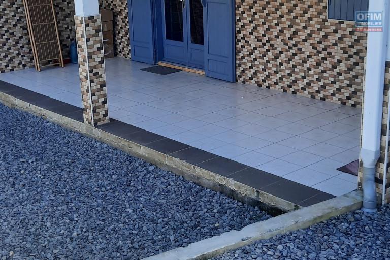 A Louer maison 3 chambres avec un jardin, située à chemin Brunet