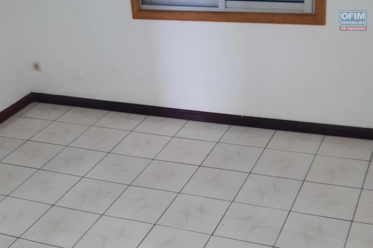 A Louer maison 3 chambres avec un jardin, située à chemin Brunet