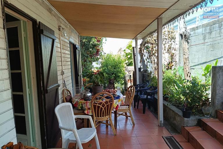 Deux maisons créoles à rénover sur un terrain de 678 m² à La Ravine des Cab...