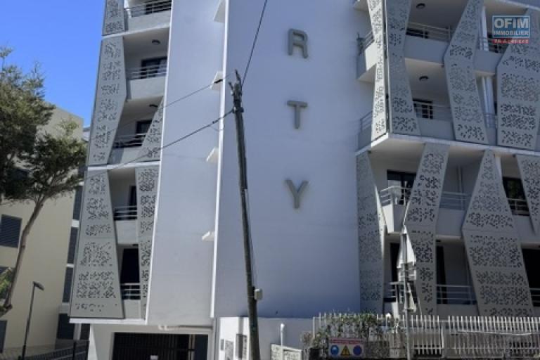 Location Appartement SAINTE CLOTILDE – photo 2 sur 10 – Immeuble