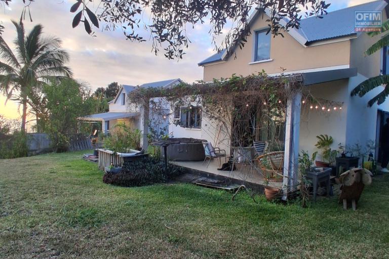 A VENDRE charmante maison à étage de type F4 sur un terrain de 509 m2 à SAINT-LEU