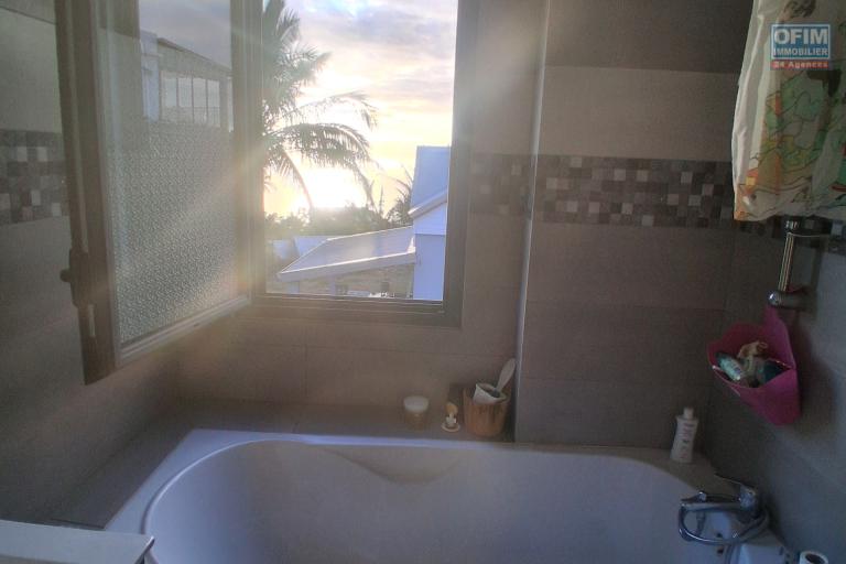 Vente Maison / Villa SAINT LEU – photo 13 sur 15 – Salle de bains avec vue mer