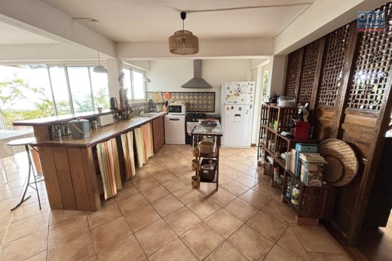 Vente Maison / Villa SAINT DENIS - LA MONTAGNE – photo 5 sur 11 – Cuisine ouverte équipée