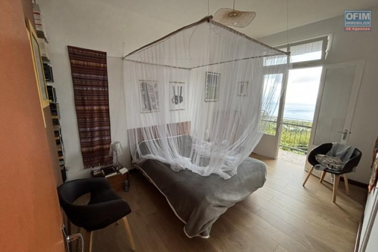 Vente Maison / Villa SAINT DENIS - LA MONTAGNE – photo 7 sur 11 – Chambre avec vue mer