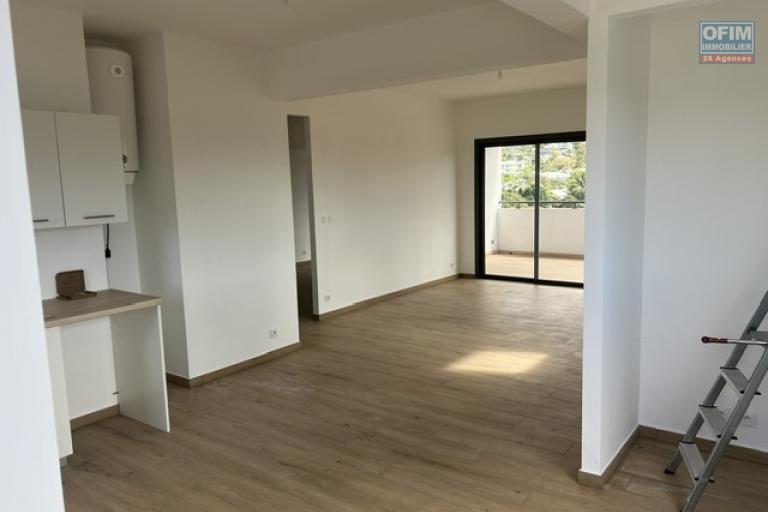 Location Appartement ETANG SALE – photo 3 sur 14 – Pièce de vie lumineuse
