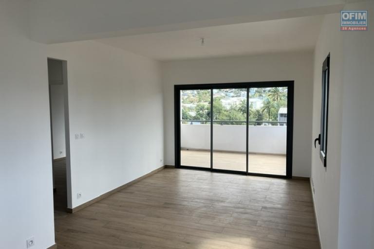 Location Appartement ETANG SALE – photo 4 sur 14 – Séjour lumineux