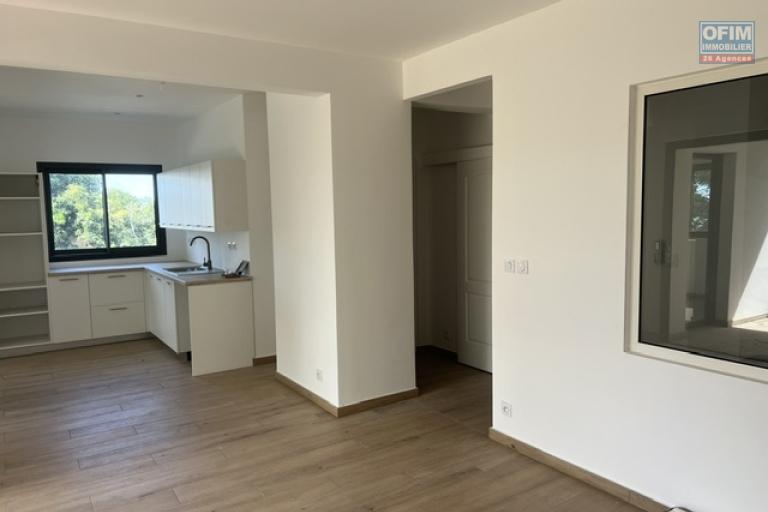 Location Appartement ETANG SALE – photo 2 sur 13 – Cuisine ouverte lumineuse