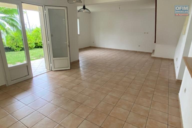 Location Maison / Villa SAINT DENIS - LA MONTAGNE – photo 3 sur 11 – Pièce de vie spacieuse