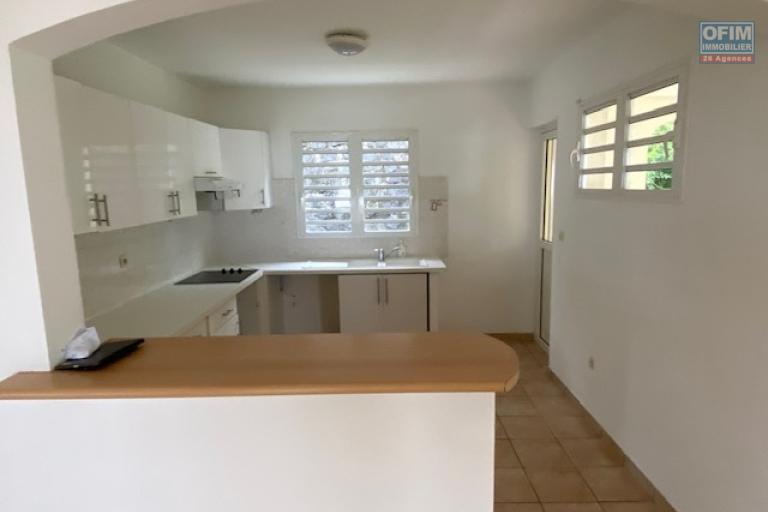 Location Maison / Villa SAINT DENIS - LA MONTAGNE – photo 4 sur 11 – Cuisine ouverte équipée