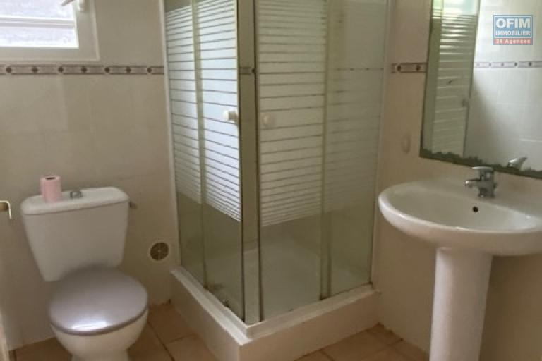 Location Maison / Villa SAINT DENIS - LA MONTAGNE – photo 7 sur 11 – Salle de bains