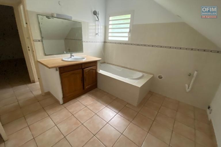 Location Maison / Villa SAINT DENIS - LA MONTAGNE – photo 10 sur 11 – Salle de bains