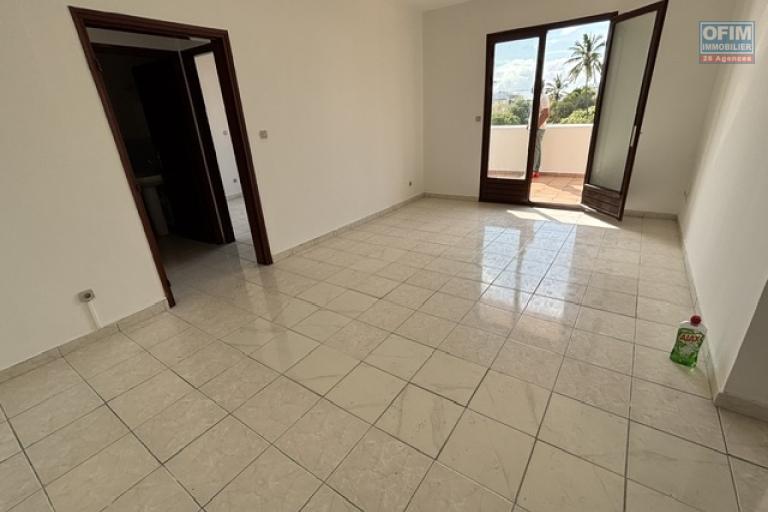 Vente Appartement SAINTE CLOTILDE – photo 1 sur 10 – Séjour lumineux