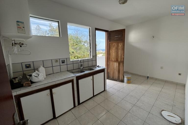 Vente Appartement SAINTE CLOTILDE – photo 2 sur 10 – Cuisine à rénover