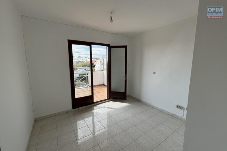 Vente Appartement SAINTE CLOTILDE – photo 3 sur 10 – Séjour lumineux