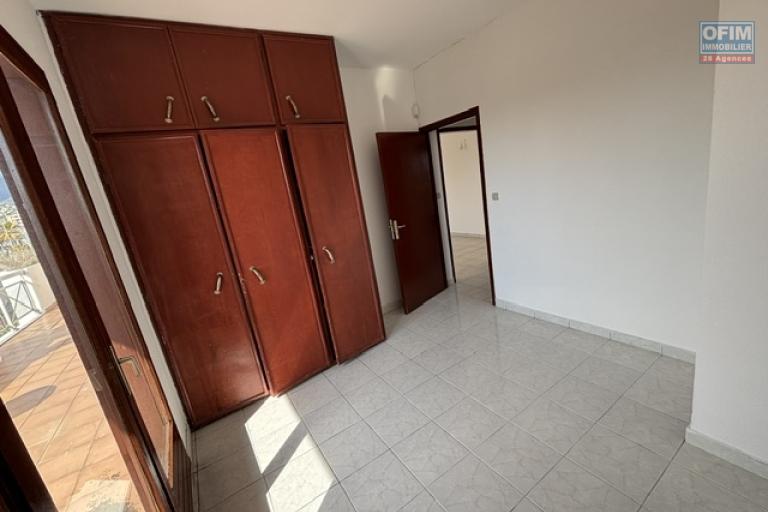 Vente Appartement SAINTE CLOTILDE – photo 4 sur 10 – Chambre