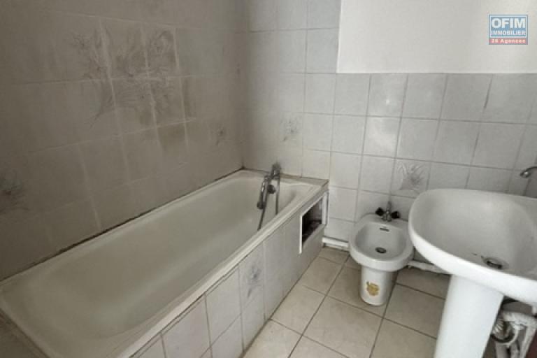 Vente Appartement SAINTE CLOTILDE – photo 5 sur 10 – Salle de bains à rénover