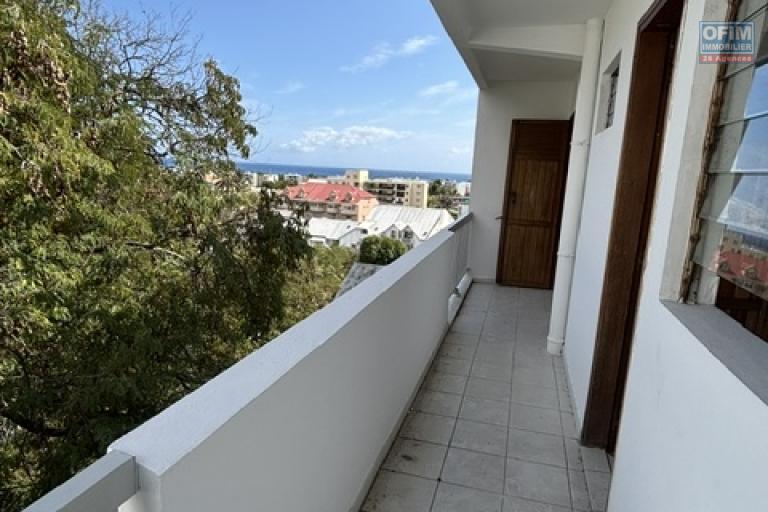Vente Appartement SAINTE CLOTILDE – photo 8 sur 10 – Balcon avec vue mer