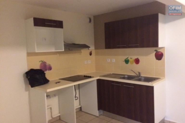 Vente Appartement SAINT DENIS - LA MONTAGNE – photo 3 sur 11 – Cuisine équipée