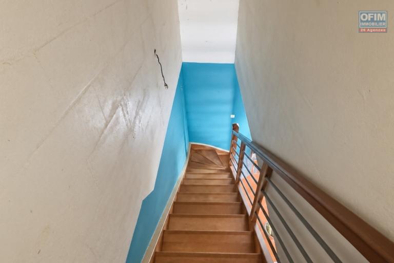 Vente Maison / Villa SAINTE SUZANNE – photo 4 sur 8 – Escalier