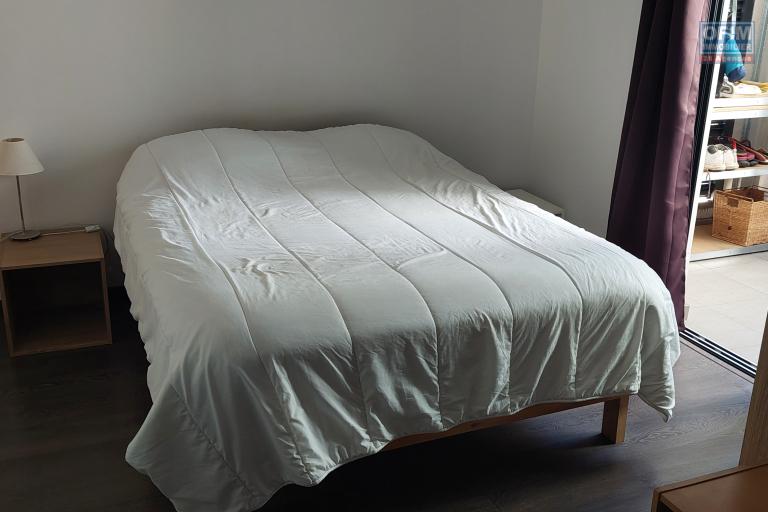 Location meublé Appartement SAINT LEU – photo 8 sur 9 – Chambre avec placard