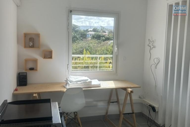 Location meublé Appartement SAINT PIERRE – photo 3 sur 9 – Bureau lumineux