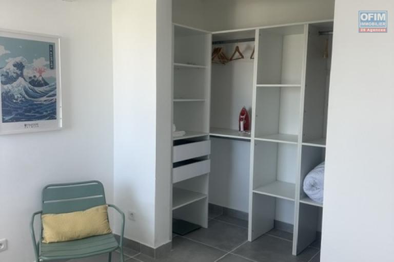 Location meublé Appartement SAINT PIERRE – photo 4 sur 9 – Dressing