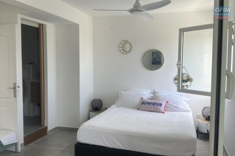 Location meublée Appartement SAINT PIERRE – photo 5 sur 9 – Chambre