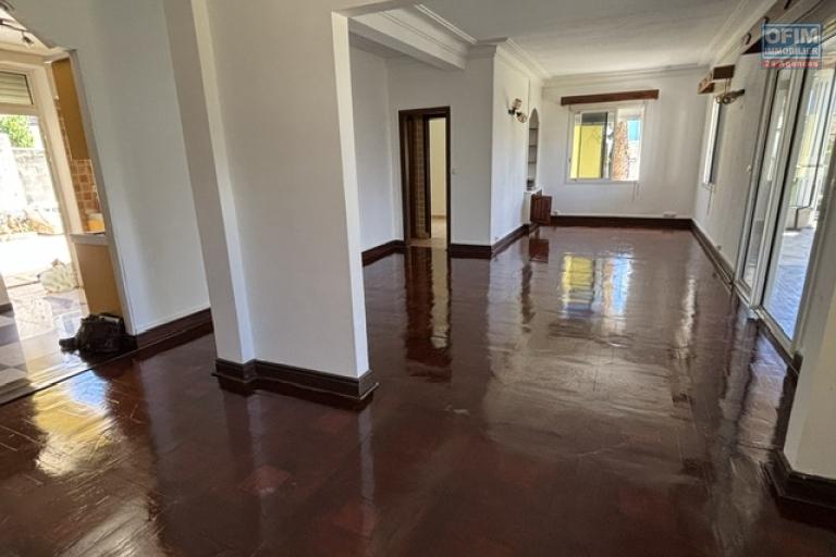 Location Maison / Villa SAINT DENIS – photo 3 sur 16 – Pièce de vie spacieuse