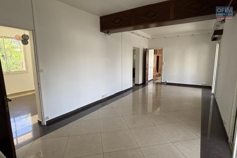 Location Maison / Villa SAINT DENIS – photo 6 sur 16 – Pièce de vie spacieuse
