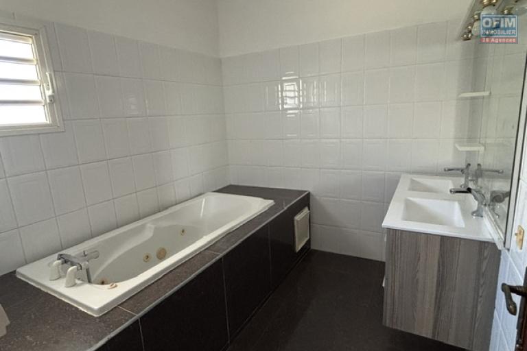 Location Maison / Villa SAINT DENIS – photo 9 sur 16 – Salle de bains
