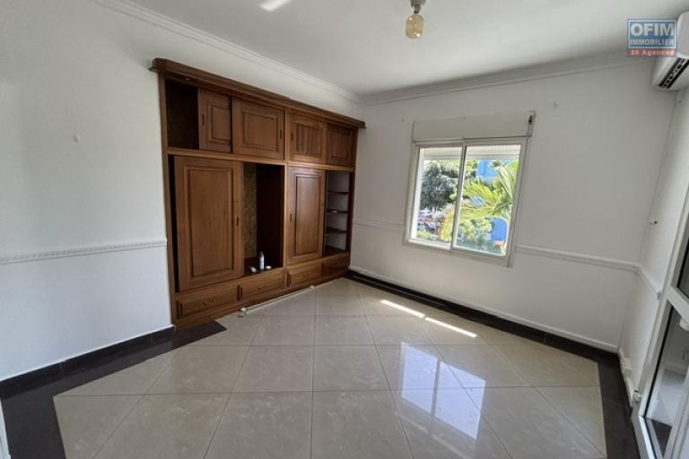 Location Maison / Villa SAINT DENIS – photo 10 sur 16 – Chambre lumineuse